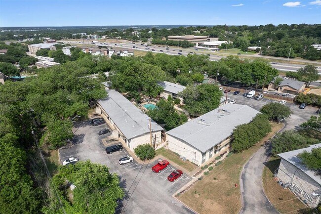 Building Photo - 1304 Mariposa Dr