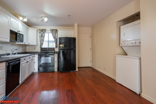 Building Photo - 308 River St