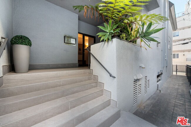 Building Photo - 125 S Elm Dr