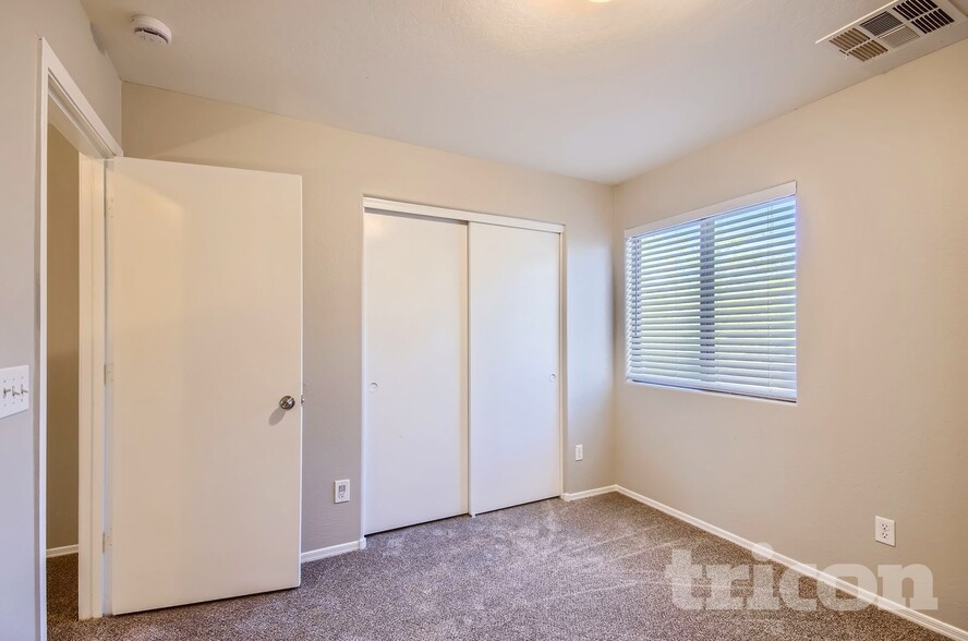 Building Photo - 13301 E Primrose Ln