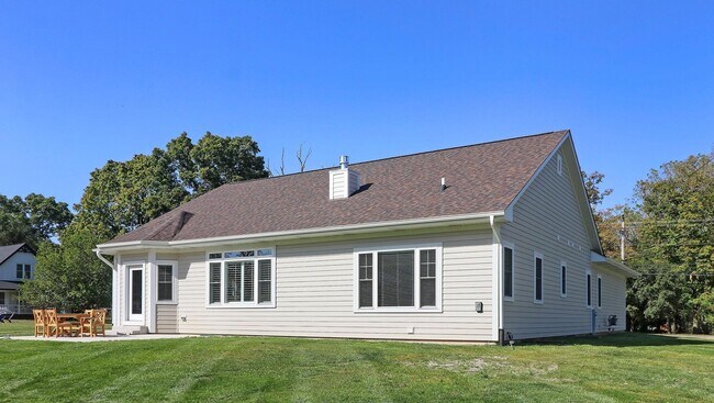 Building Photo - 387 W Geneva St