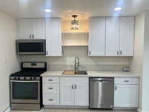 Building Photo - ADORABLE 2 BED DUPLEX WITH NEWER KITCHEN!! - Move-In Special $500 OFF FIRST MONTH'S RENT!!