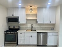 Building Photo - ADORABLE 2 BED DUPLEX WITH NEWER KITCHEN!!