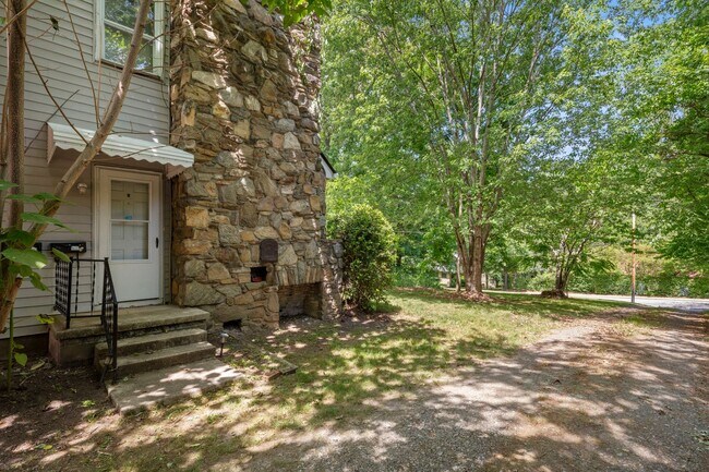 Building Photo - West Asheville Apartment - One Bedroom Plus Office