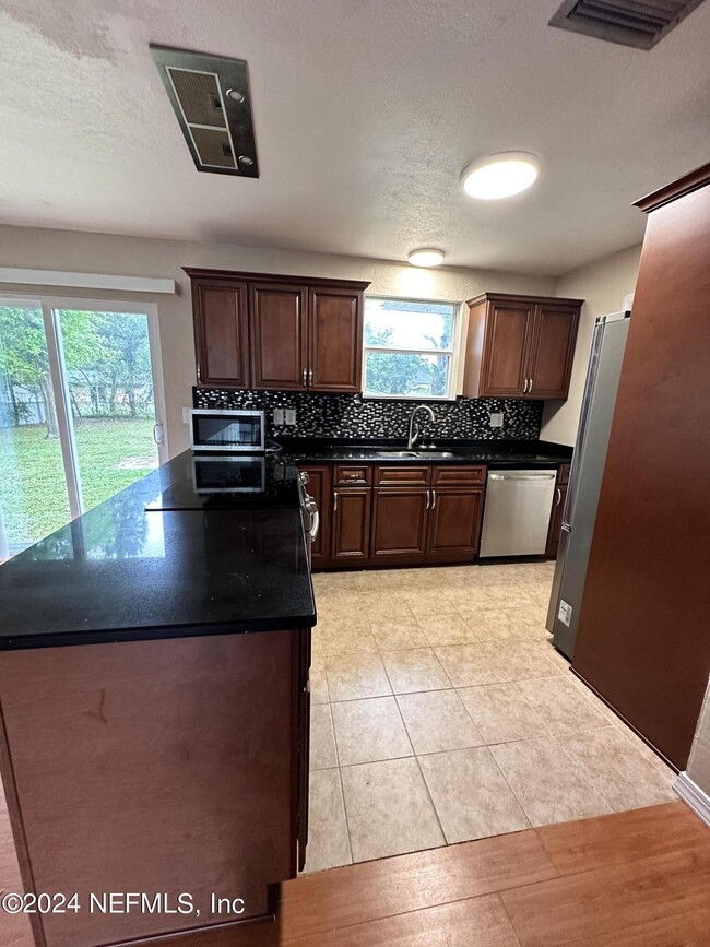 Building Photo - 555 Nightingale St