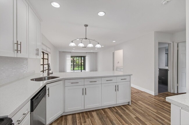 Building Photo - 8536 Casa Del Lago