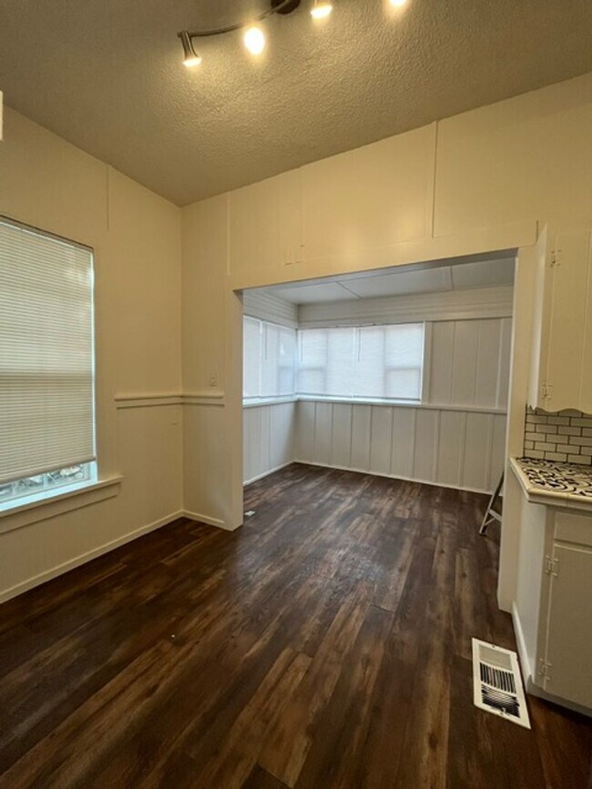 Building Photo - ZPINE1066
