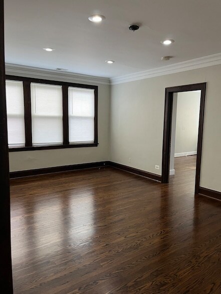 Building Photo - 6615 S Sacramento Ave