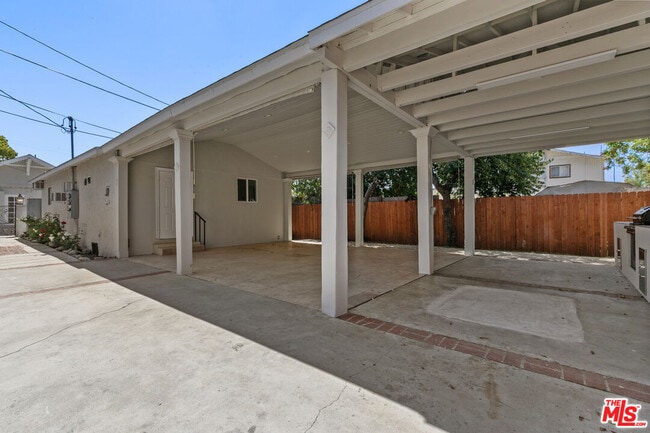 Building Photo - 3915 S Budlong Ave