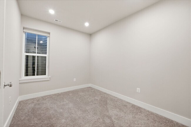 Building Photo - Georgia Row Townhome | 2 Bed | 2.5 Bath | 1,400 Sf | Juliet Balcony | 1 Assigned Parking Space