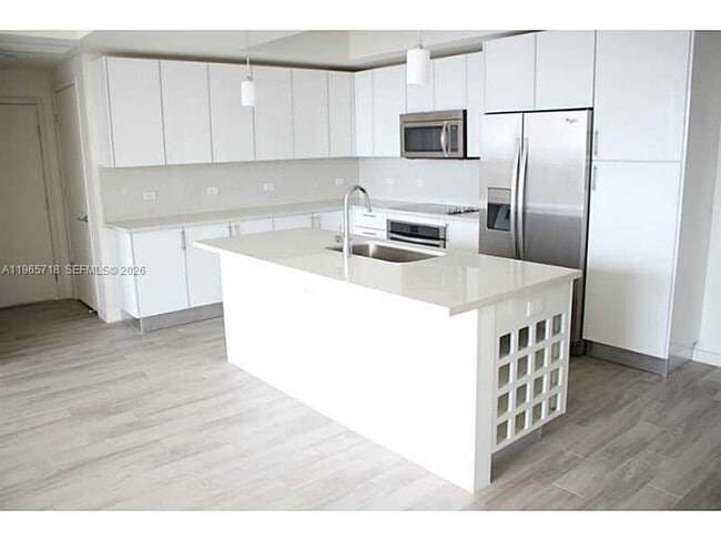 Building Photo - 999 SW 1st Ave