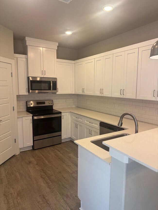 Building Photo - 3/2/2 Cozy Kitchen - Huge Closets - Tub in...