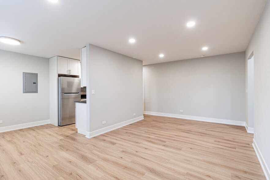 Building Photo - 531 W Aldine Ave