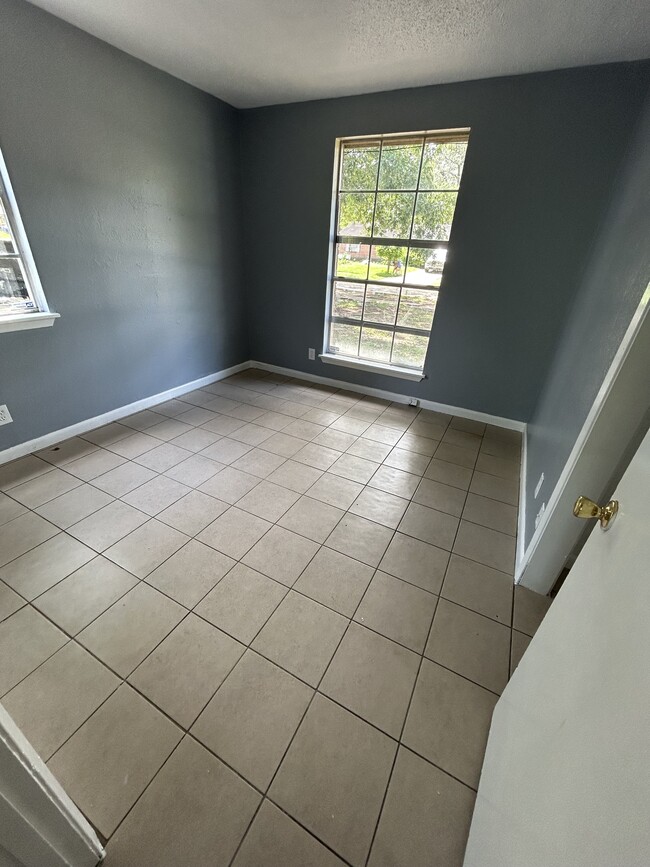 Building Photo - 570 Sally Ann Dr