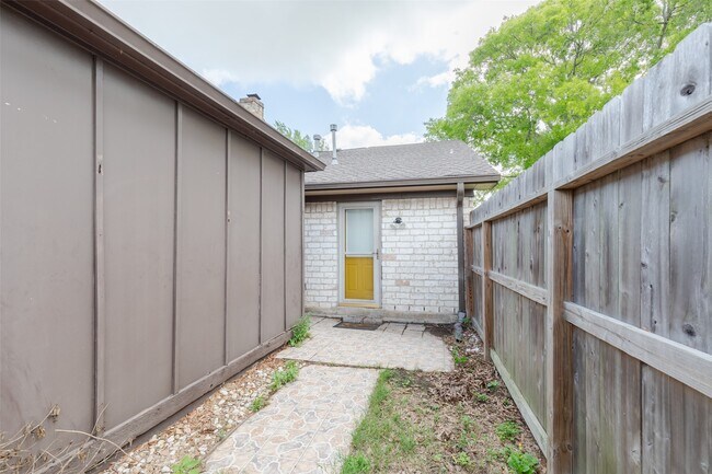 Building Photo - 11776 S Kirkwood Rd