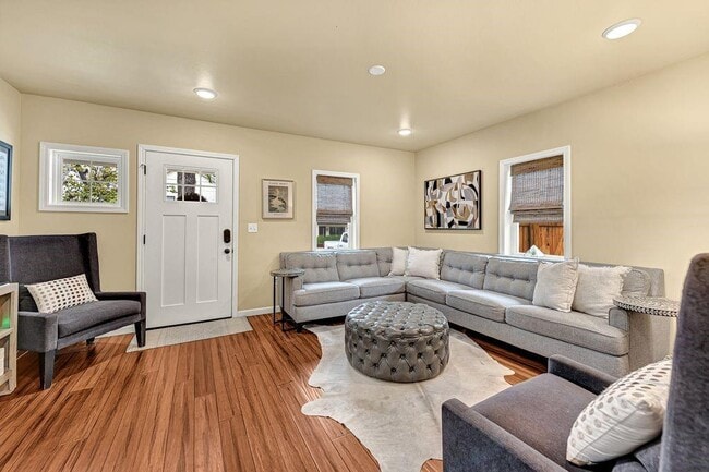 Building Photo - 983 N Main St