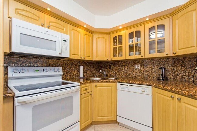 Building Photo - 2655 Collins Ave