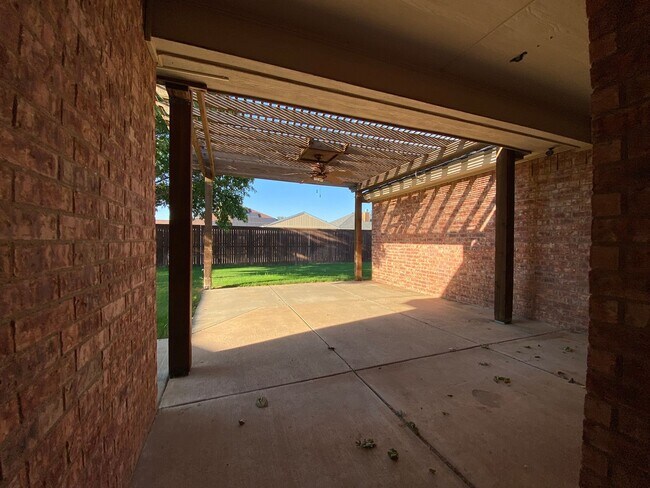 Building Photo - Patio Lovers Dream