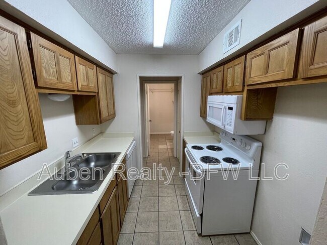 Building Photo - 5516 Lewis Ct