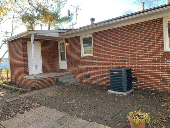 Building Photo - Renovated 3 Bedroom across from Golden Gat...