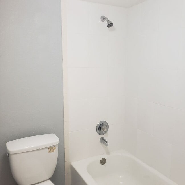 Building Photo - Nice upgraded 1bed/1bath condo convenientl...