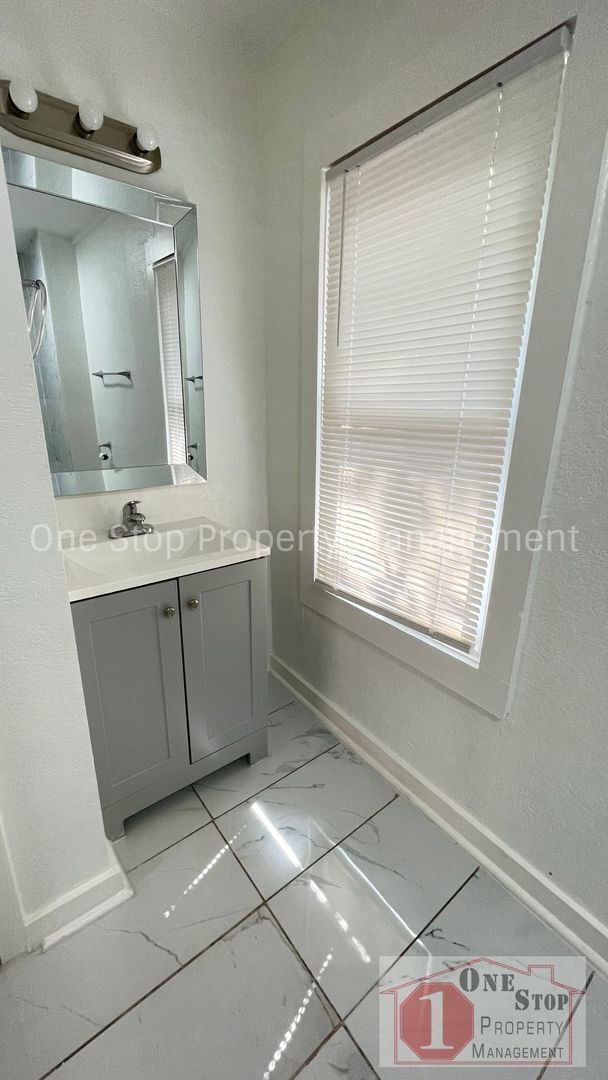 Building Photo - Beautiful 3 Bedroom 1.5 Bathroom Home in K...