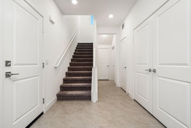 Building Photo - 76305 Columbia Dr