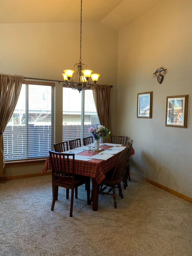 Building Photo - Fully Furnished Home is NE Bend Short Term...