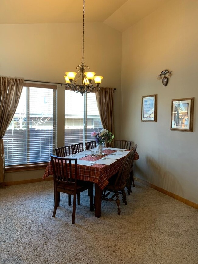 Building Photo - Fully Furnished Home is NE Bend Short Term Rental