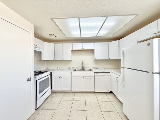 Building Photo - AVAILABLE NOW!! 3 Bedroom 2 Bathroom Upper Level Unit in Cathedral City!