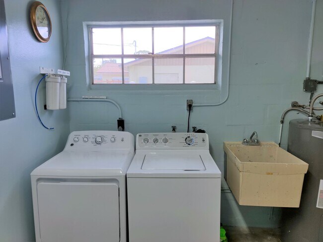 Building Photo - Cute Annual Single Family Home – Near Shamrock Park and South Venice Ferry and Boat launch!