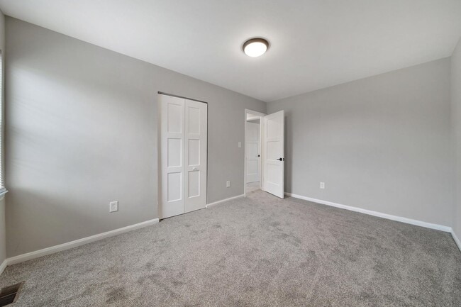 Building Photo - Lovely 3 Bed 2.5 Bath End Unit Townhome!