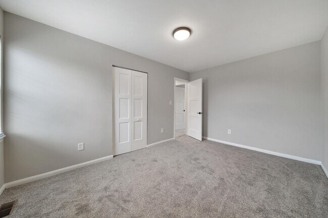 Building Photo - Lovely 3 Bed 2.5 Bath Home!