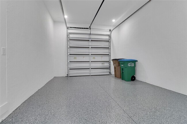 Building Photo - 928 NE 8th Pl