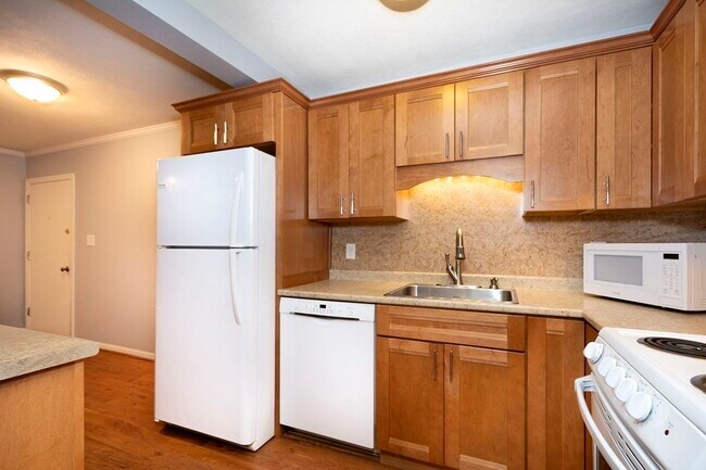 Building Photo - 980 Plain St