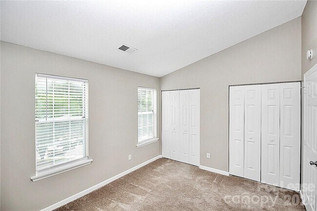 Building Photo - 8203 Golf Ridge Dr