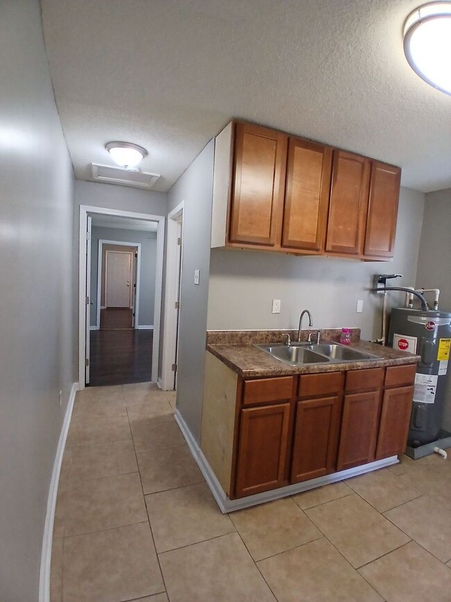 Building Photo - Newly Renovated 2 bedroom 1 bathroom - OPE...