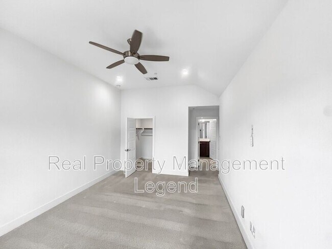 Building Photo - 809 Jamestown Ln
