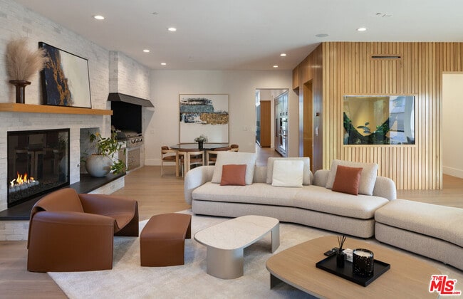 Building Photo - 7052 Dume Dr