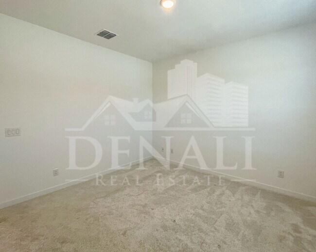 Building Photo - 784 S Hawk Ln