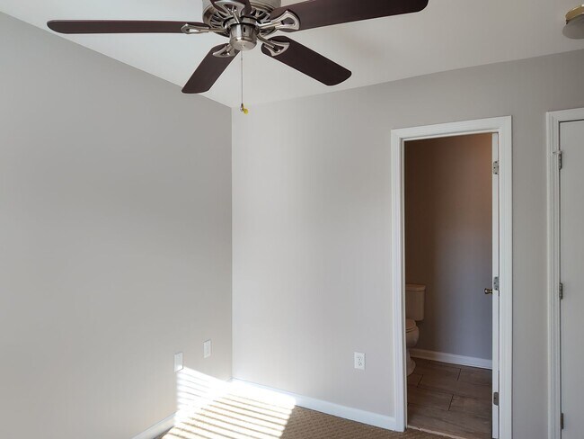 Building Photo - Move-in ready condo in Located in Fourth W...