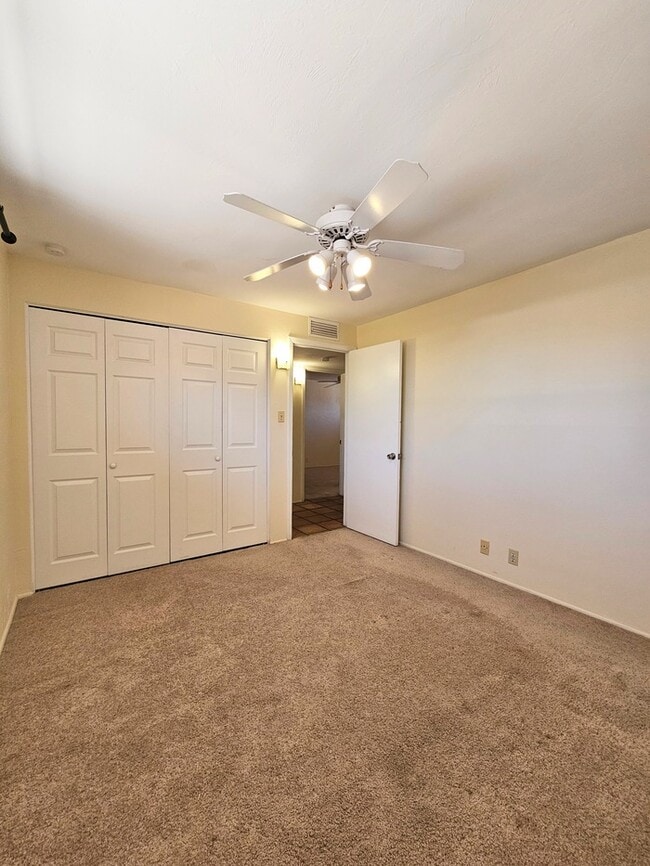 Building Photo - Spacious 3 bd 2 bath home.