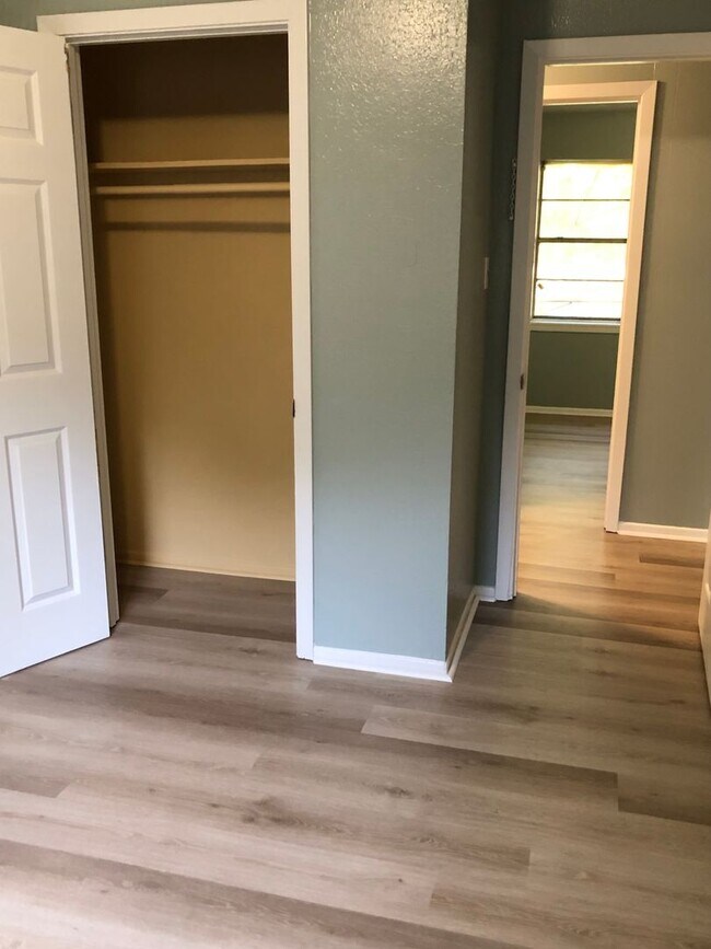 Building Photo - Very nice 3 bedroom/1 bath house with Central Air & Heat