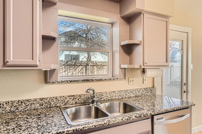 Building Photo - 708 Decker Prairie Dr