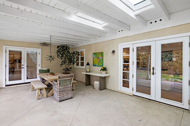 Building Photo - 806 S Ola Vista