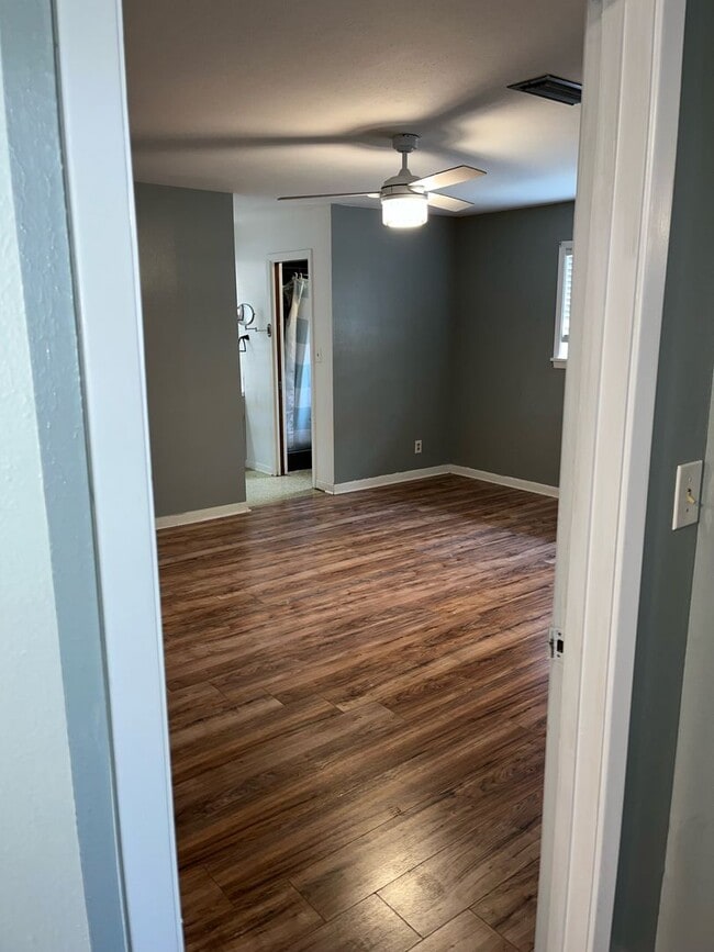 Building Photo - 1030 Manor Pl