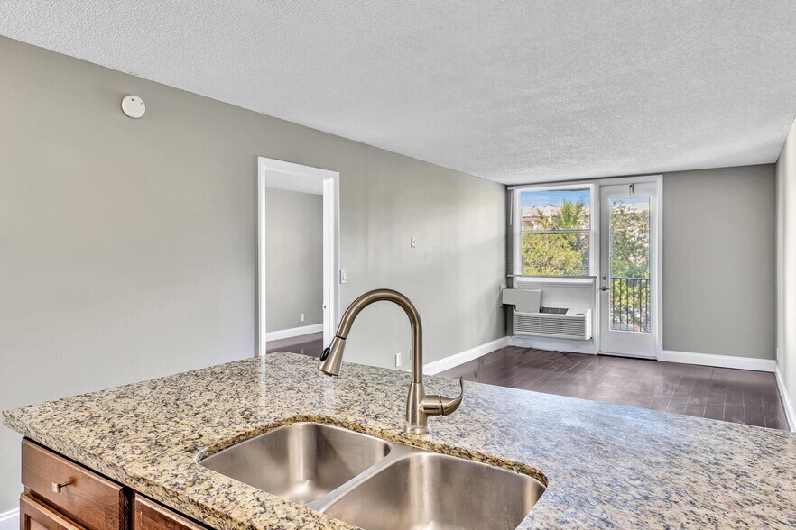 Building Photo - 2701 Riverside Dr