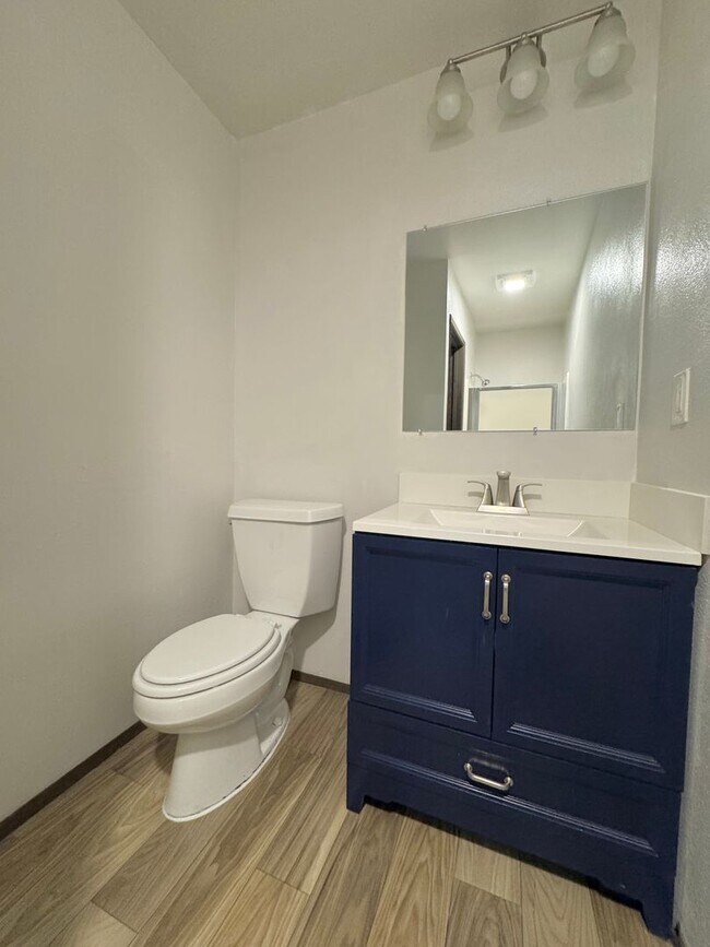 Building Photo - 3Bd/1.75Ba Bellevue Condo