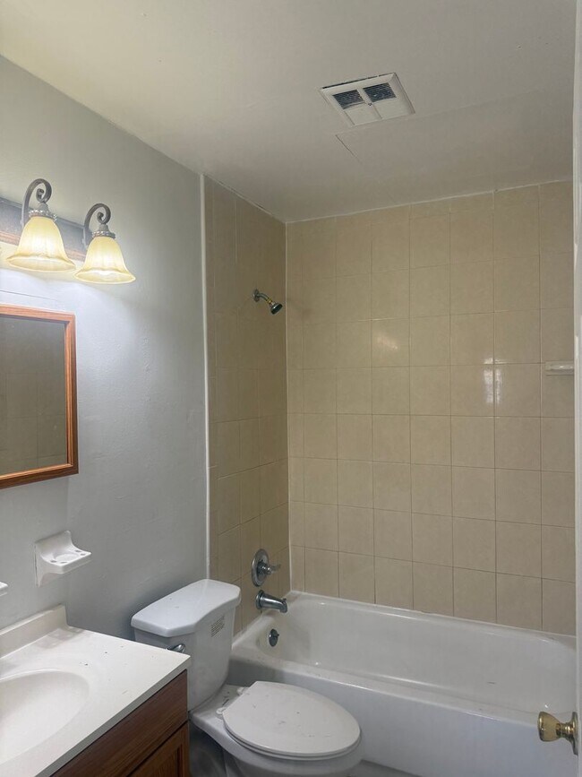 Building Photo - Spacious unit in Essex Park Condo, Kissimmee
