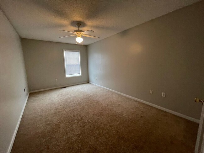 Building Photo - Dunwoody Townhomes - End Unit!